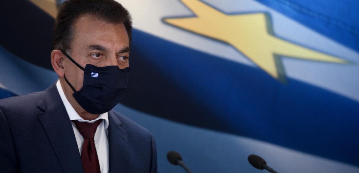 Ο Γιάννης Βρούτσης με μάσκα