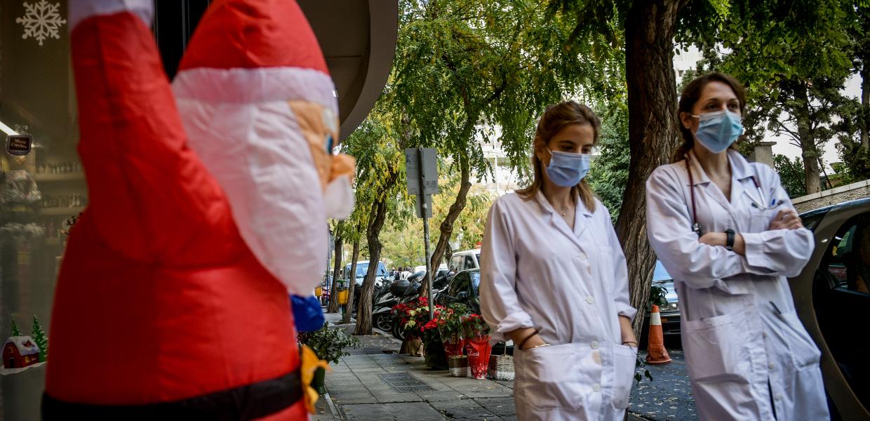 Γιατροί με μάσκες στη χριστουγεννιάτικη Αθήν