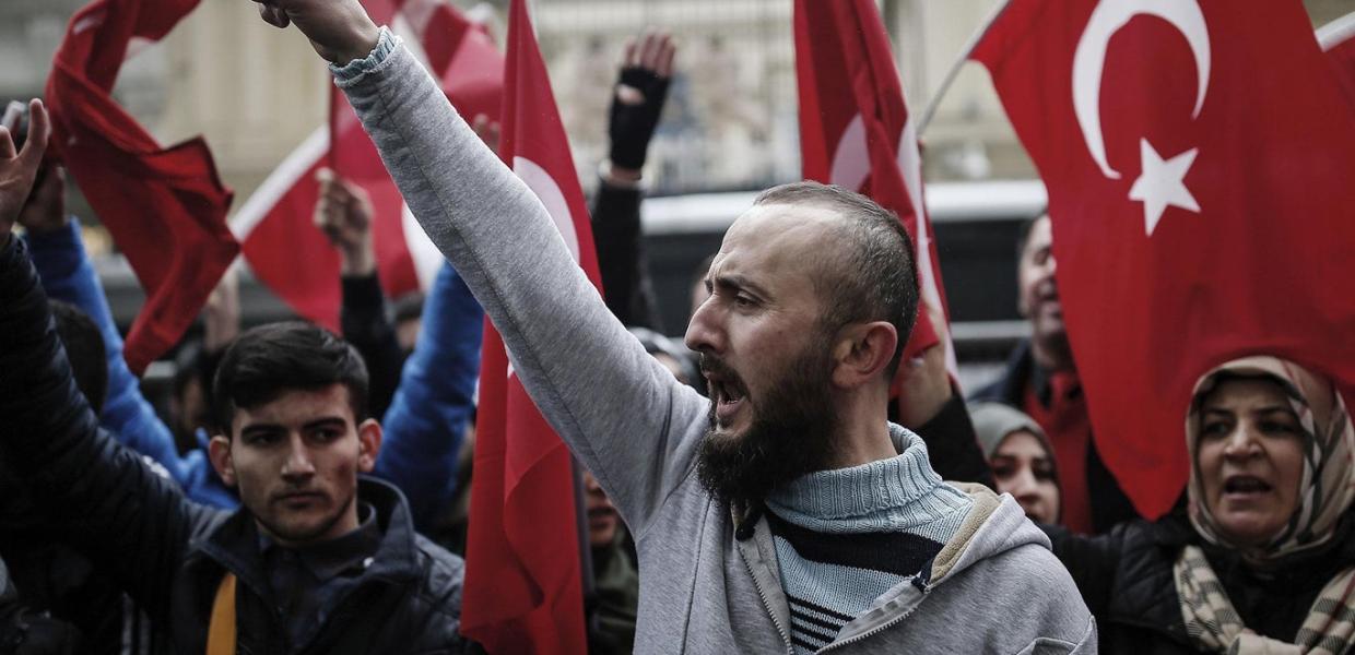 Τουρκία διαδηλωτές σημαία