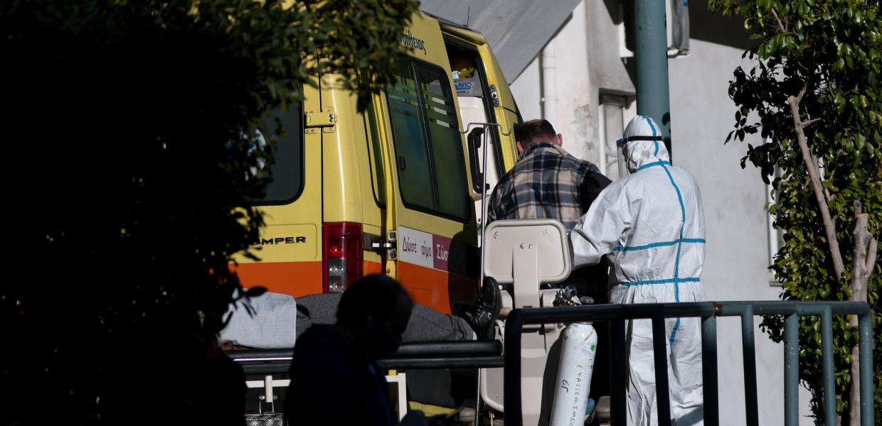 Ασθενής μεταφέρεται σε νοσοκοκείο με το ΕΚΑΒ