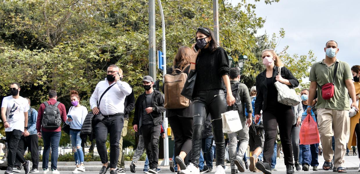 Πολίτες στην Αθήνα με μάσκα λόγω κορωνοϊού