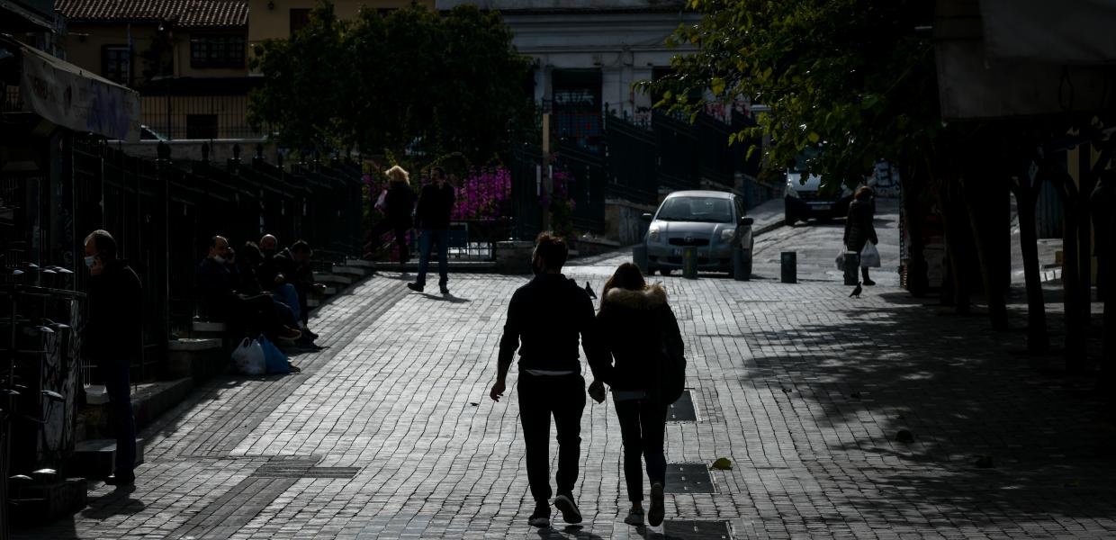 Πολίτες στην Αθήνα εν μέσω lockdown