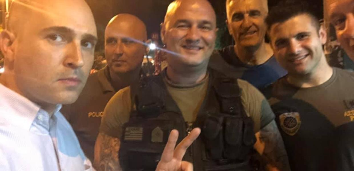 Κωνσταντίνος Μπόγδανος / Όταν πόζαρε πλάι σε αστυνομικό με ναζιστικά σύμβολα | Αυγή