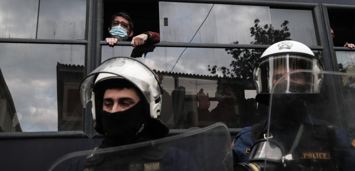 ΜΑΤ και πίσω η κλούβα με προσαχθέντες