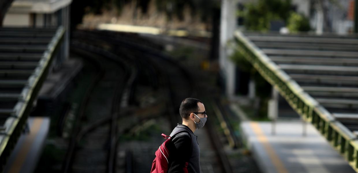 Άνθρωπος περπατάει στην Αθήνα εν μέσω lockdown