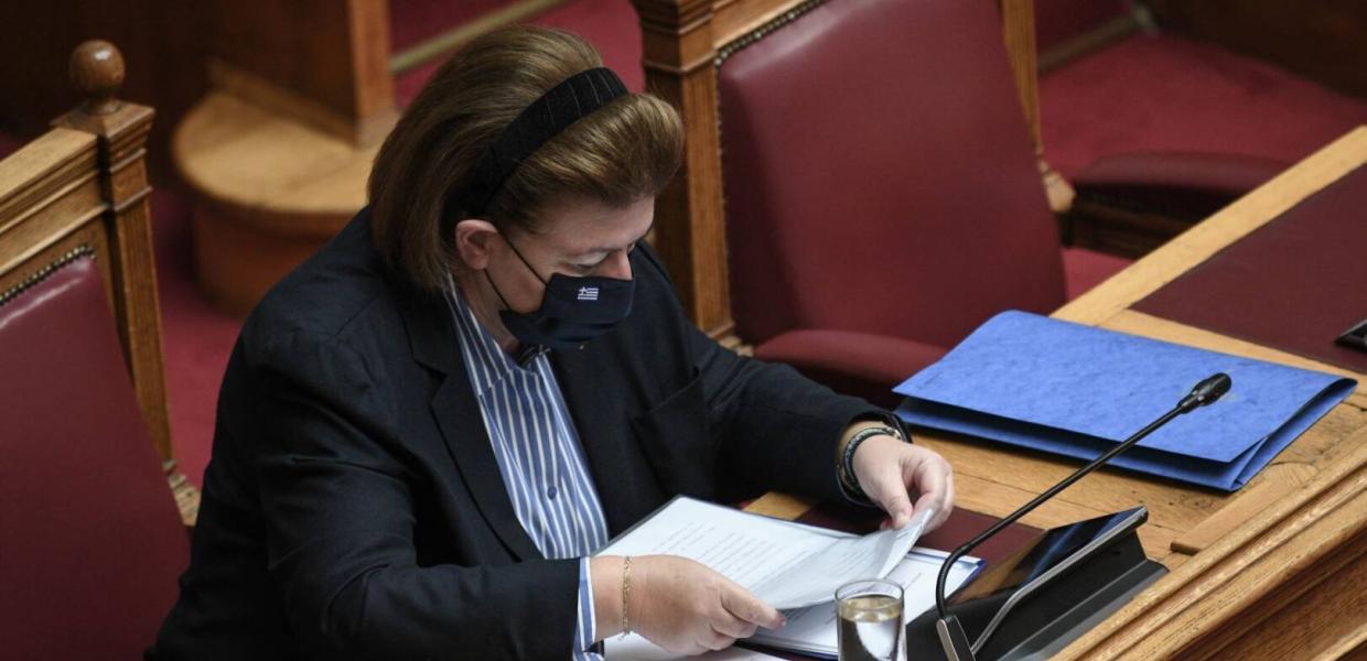Η Λίνα Μενδώνη στη Βουλή