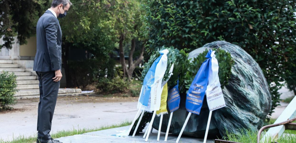Ο Κυριάκος Μητσοτάκης καταθέτει στεφάνι στο Πολυτεχνείο