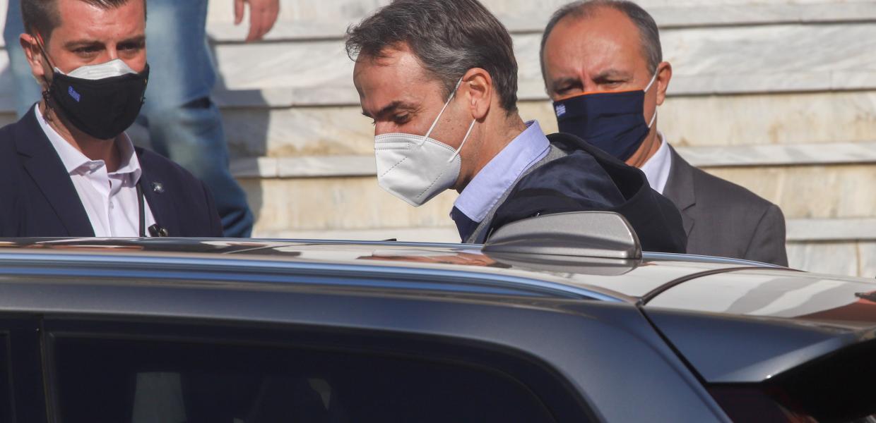 Ο Κυριάκος Μητσοτάκης μπαίνει στο αυτοκίνητο