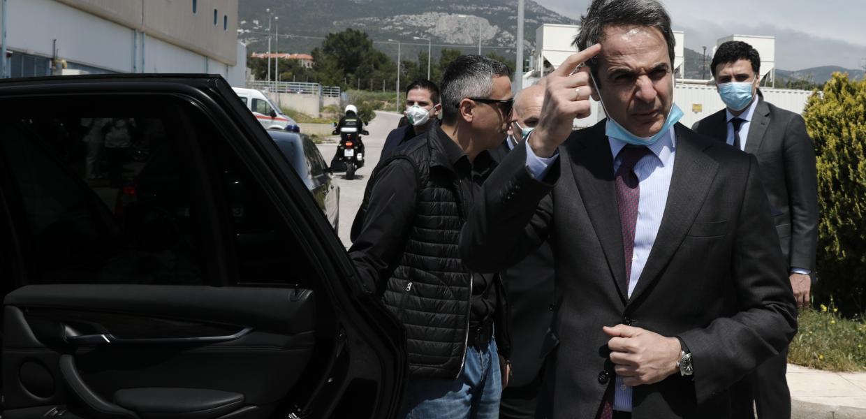 Ο Κυριάκος Μητσοτάκης με κατεβασμένη μάσκα