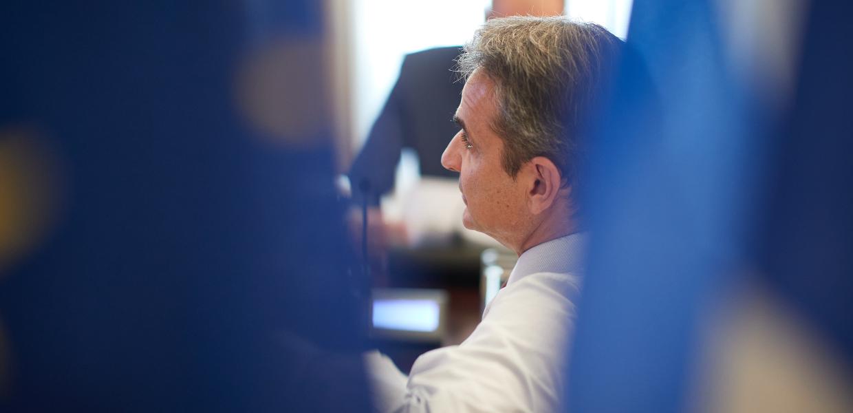 Ο Κυριάκος Μητσοτάκης στο υπουργικό συμβούλιο με τηλεδιάσκεψη