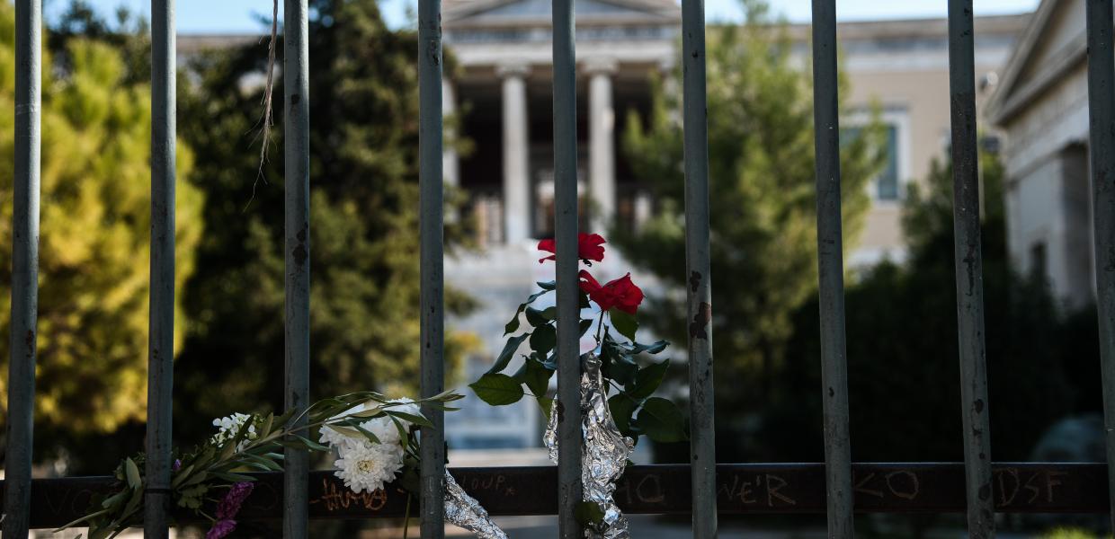 Λουλούδι στην πύλη του Πολυτεχνείου
