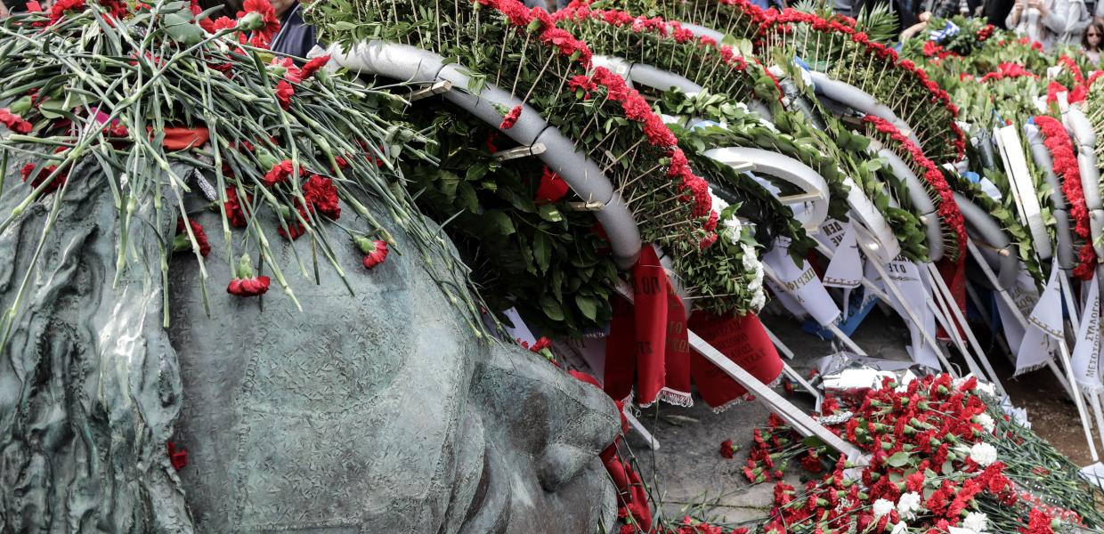 Στεφάνια στο Πολυτεχνείο