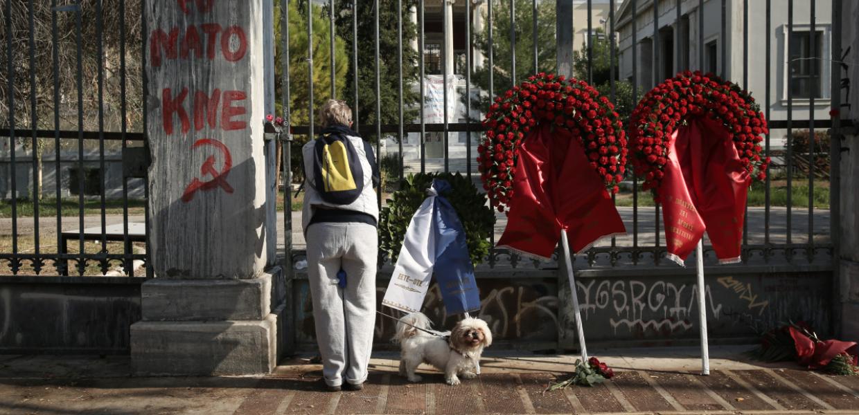 Στεφάνια στο Πολυτεχνείο