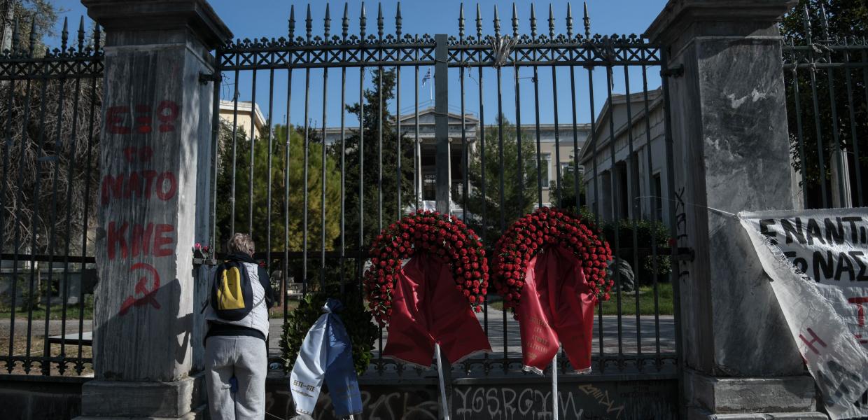 Πύλες στο Πολυτεχνείο με στεφάνι