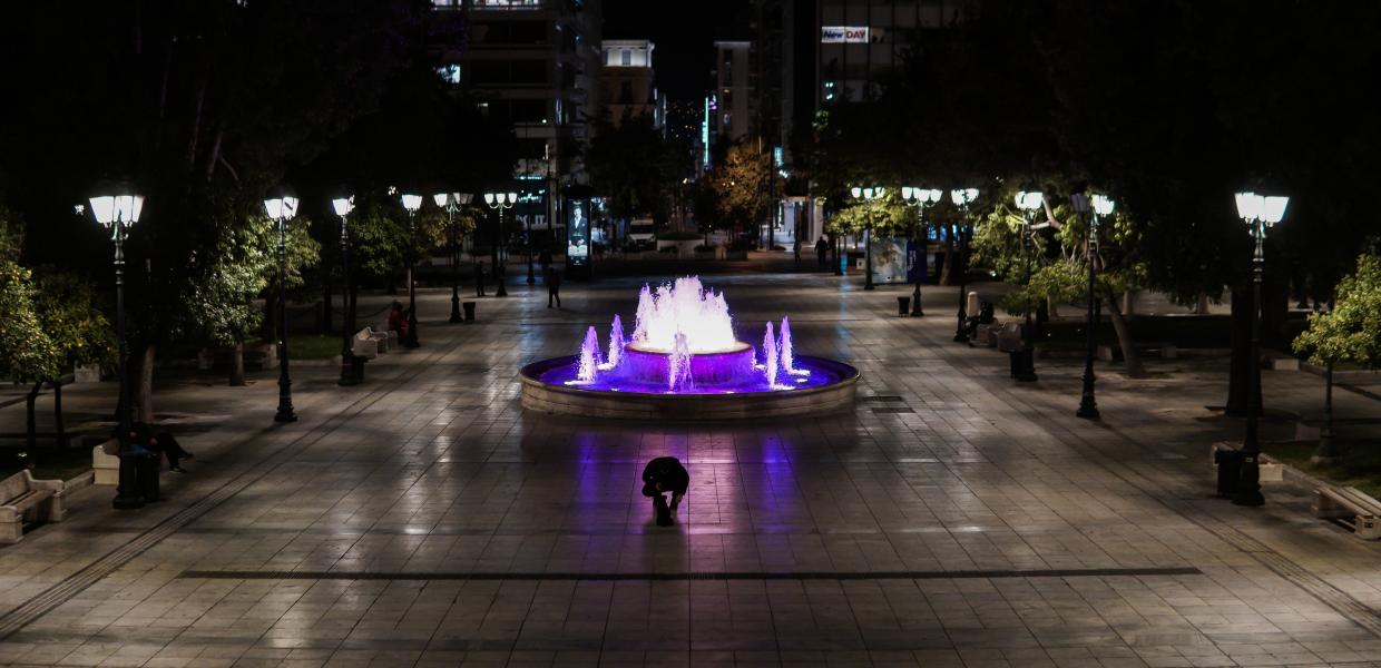 Η πλατεία Συντάγματος το βράδυ
