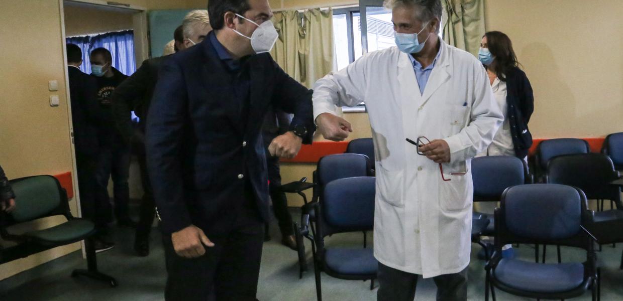 Ο Αλέξης Τσίπρας με γιατρό στη Λάρισα