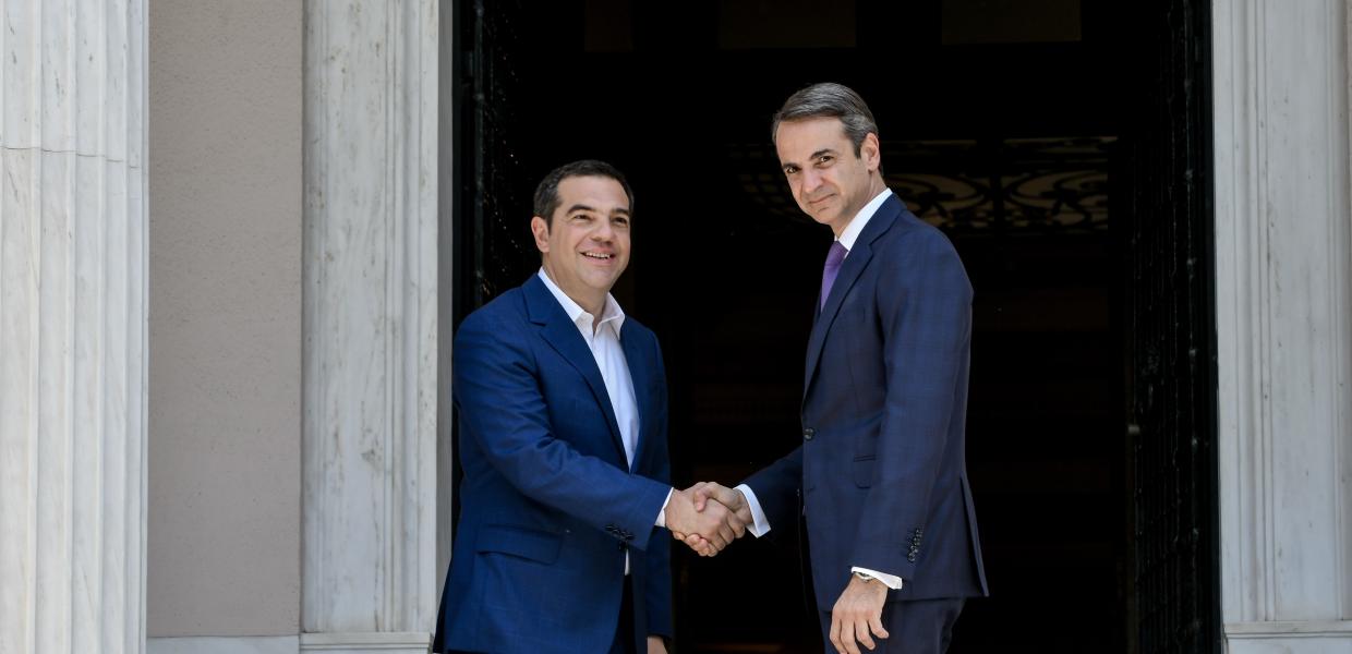 Αλέξης Τσίπρας και Κυριάκος Μητσοτάκης στο Μαξίμου