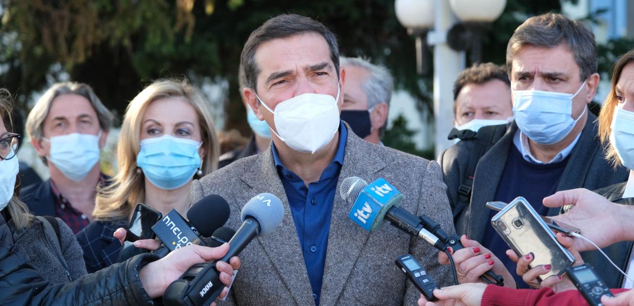 Ο Αλέξης Τσίπρας κάνει δηλώσεις