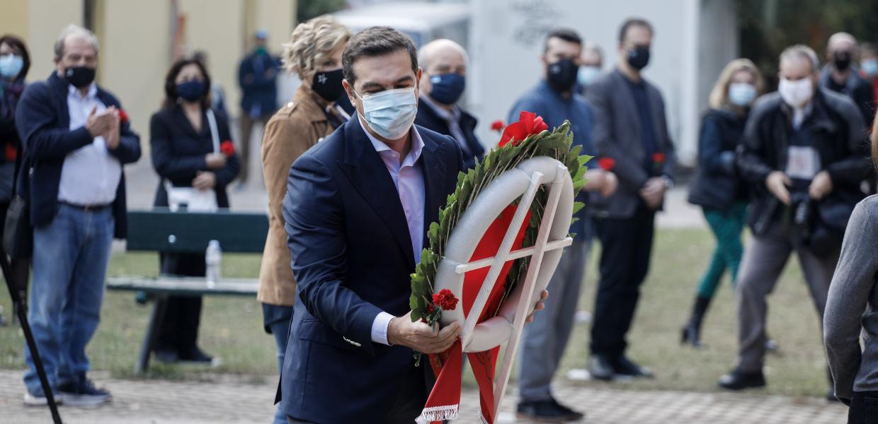 Κατάθεση στεφάνου από τον ΣΥΡΙΖΑ στο ΕΑΤ ΕΣΑ