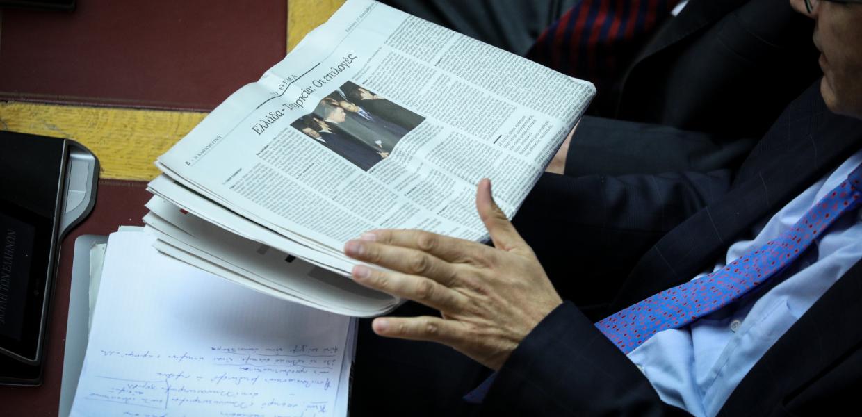 Άνδρας διαβάζει εφημερίδα στη Βουλή
