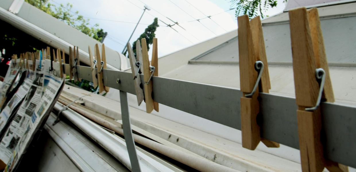 Εφημερίδες κρεμασμένες σε περίπτερο