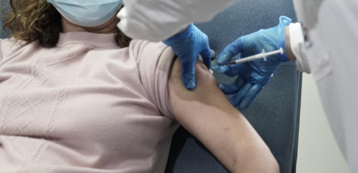 Εμβολιασμός κατά του κορωνοϊού στο νοσοκομείο «Σωτηρία» στις 27 Δεκεμβρίου 2020