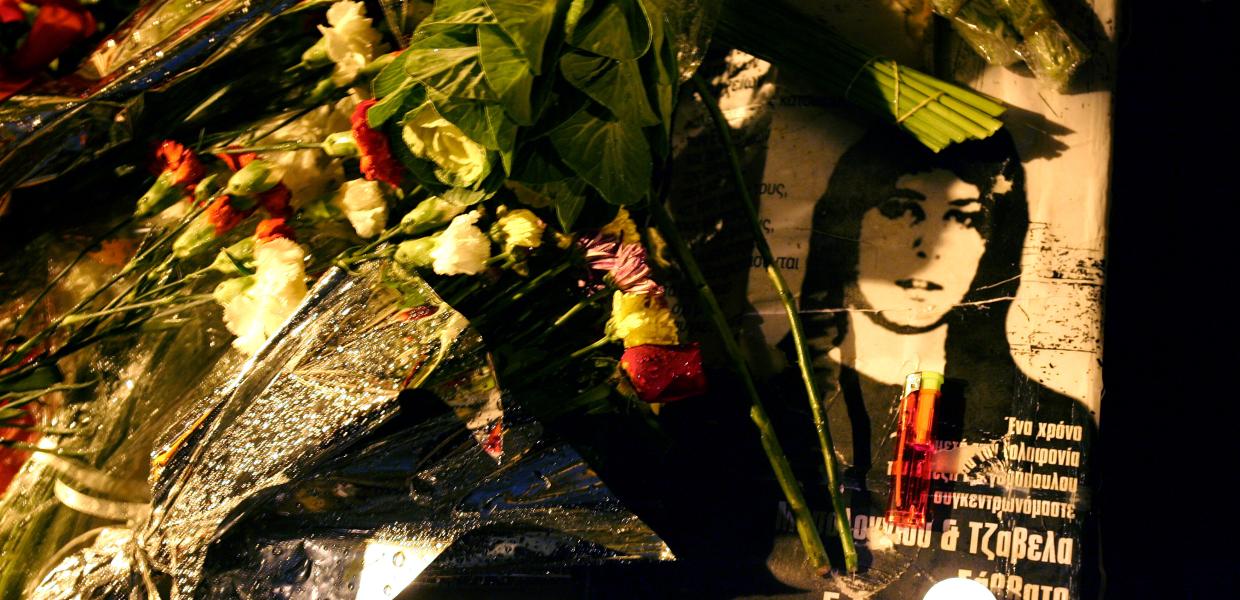 Λουλούδια στο σημείο της δολοφονίας του Αλέξανδρου Γρηγορόπουλου
