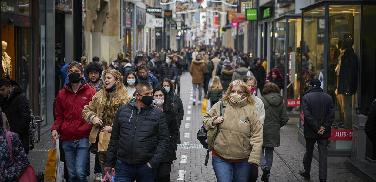 Shoppers in the center of The Hague