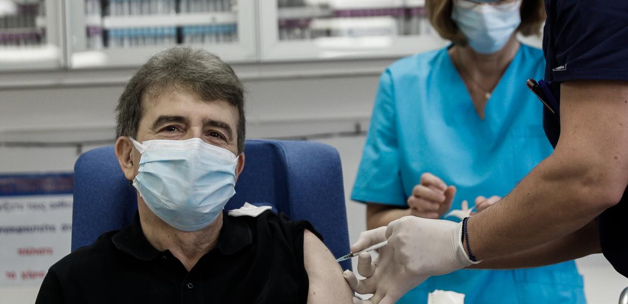 Εμβολιάστηκε κατά του κορωνοϊού ο υπ. Προστασίας του Πολίτη Μ. Χρυσοχοΐδης