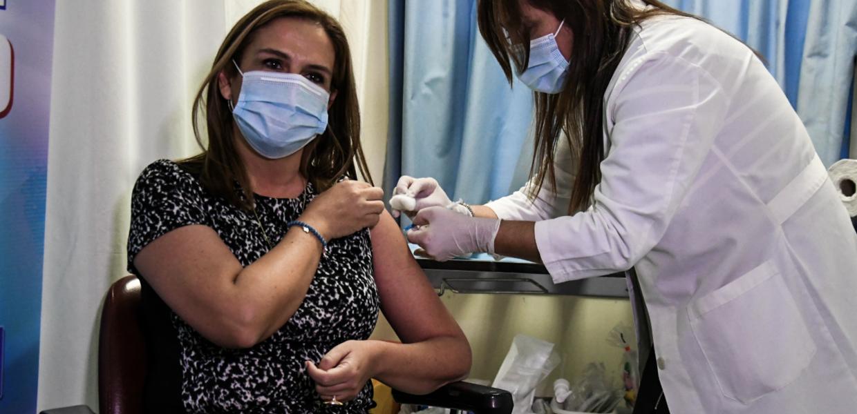 H υφυπουργός Υγείας Ζωή Ράπτη εμβολιάζεται κατά του κορωνοϊού στο Γ.Ν. Πατρών