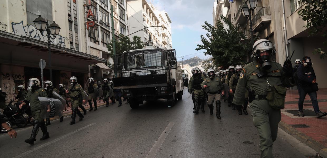 Αστυνομικοί και αύρες στην επέτειο του Πολυτεχνείου