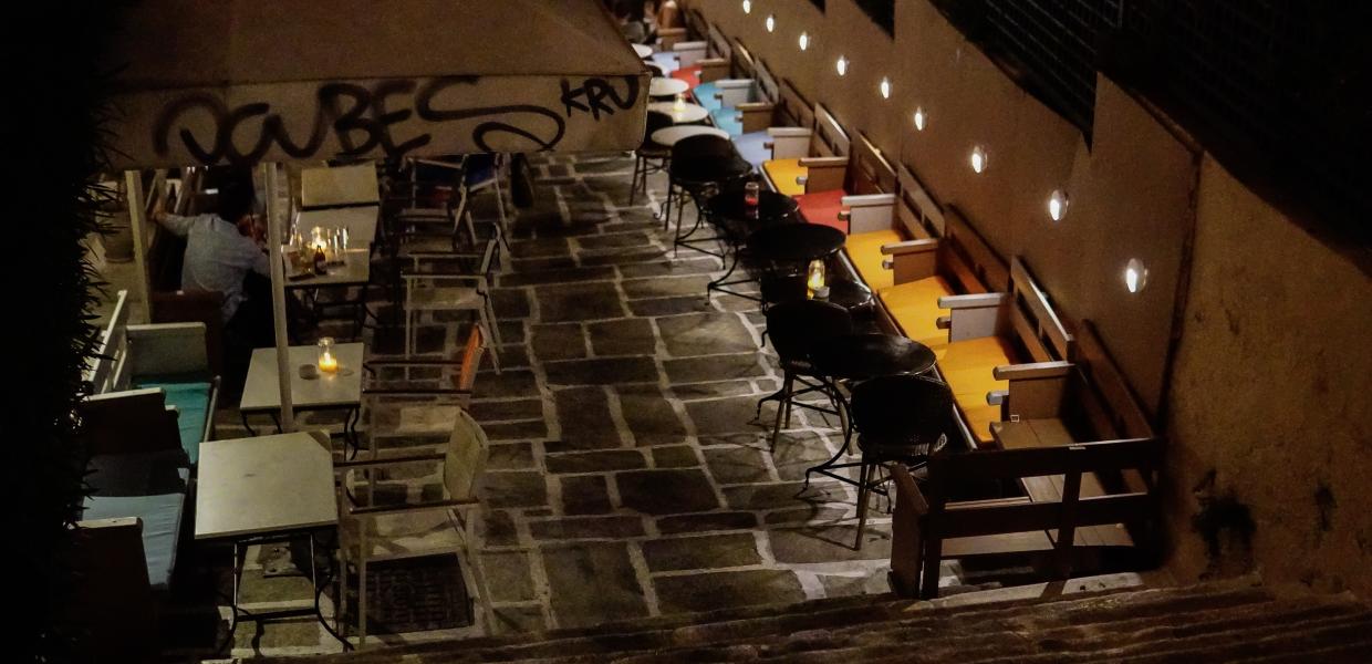 Αθήνα το βράδυ εν μέσω lockdown