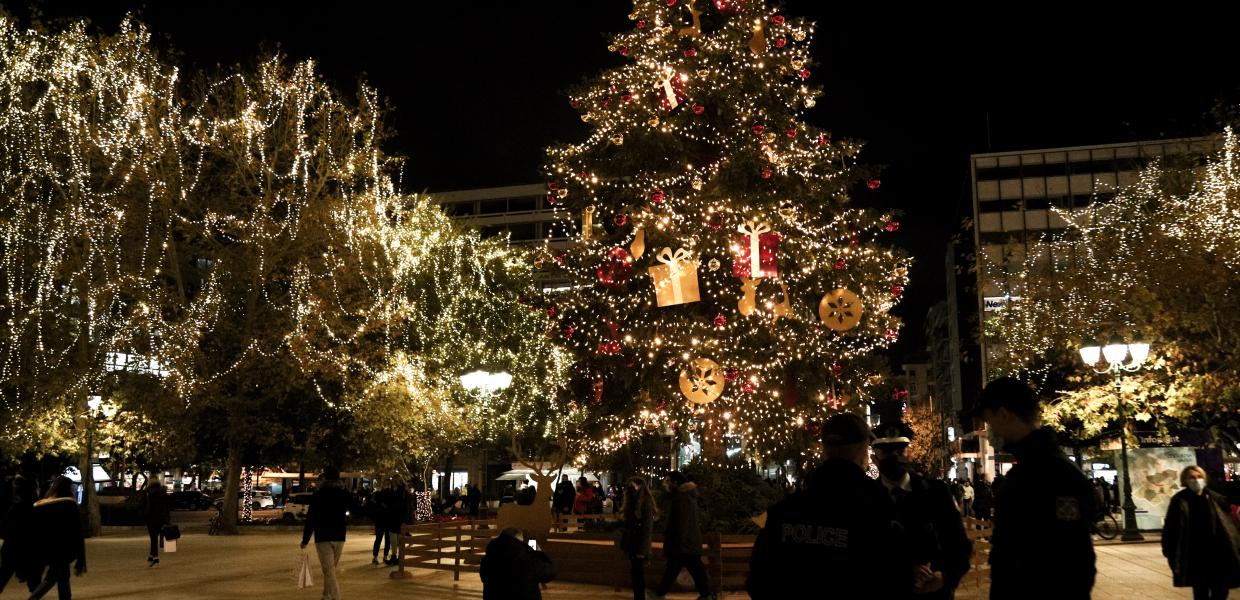 Χριστουγεννιάτικο δέντρο στην πλατεία Συντάγματος