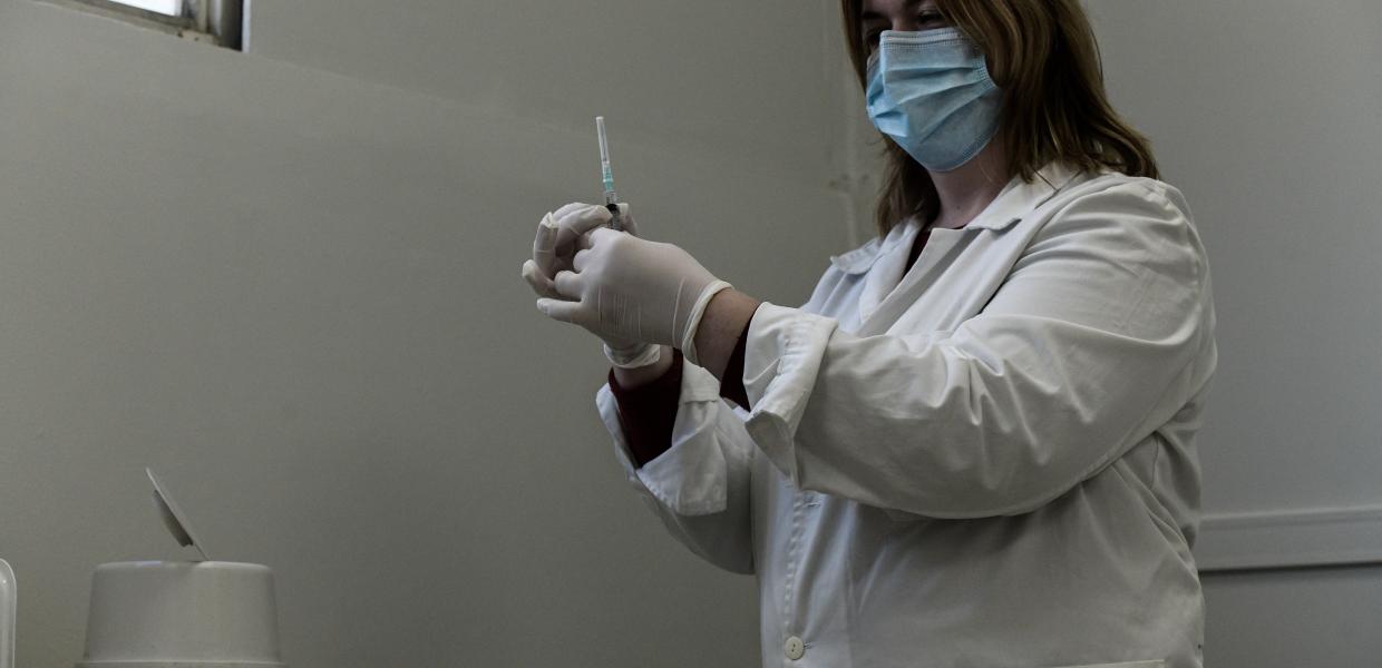 Εμβόλιο σε εμβολιαστικό κέντρο στο Ίλιον