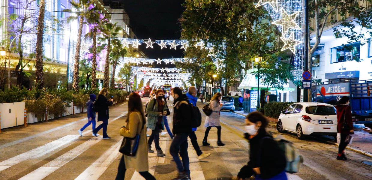 Χριστουγεννιάτικος στολισμός στην Αθήνα εν μέσω lockdown