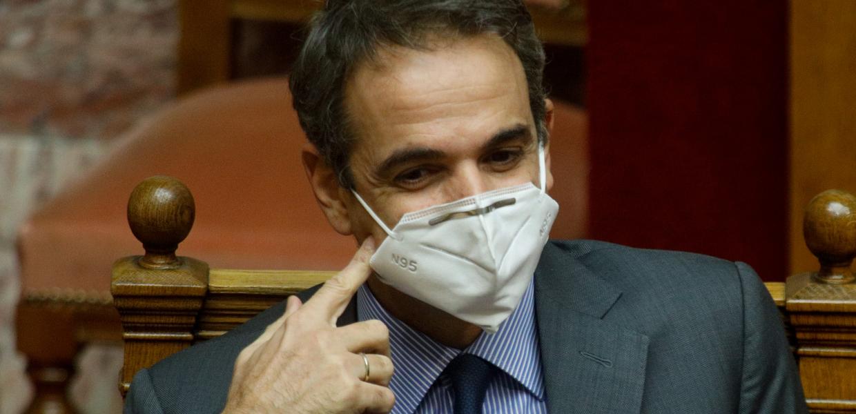 Ο Κυριάκος Μητσοτάκης με μάσκα στη Βουλή