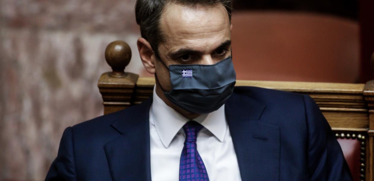 Ο Κυριάκος Μητσοτάκης με μάσκα στη Βουλή