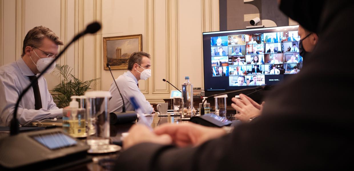 Ο Κυριάκος Μητσοτάκης με μάσκα στο υπουργικό