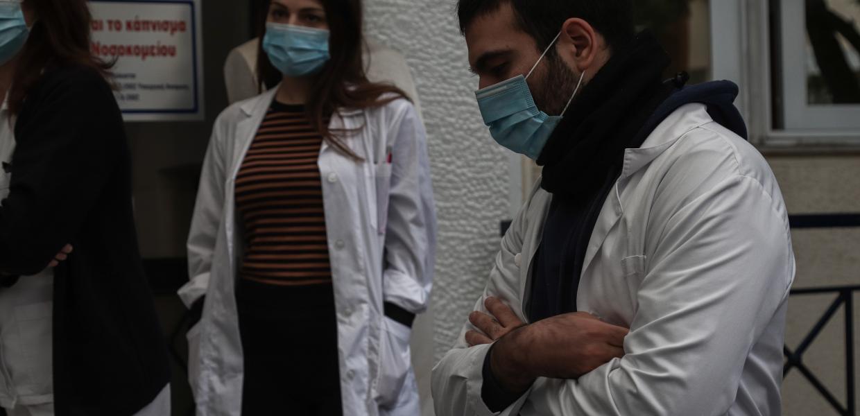 Νοσηλευτής με μάσκα