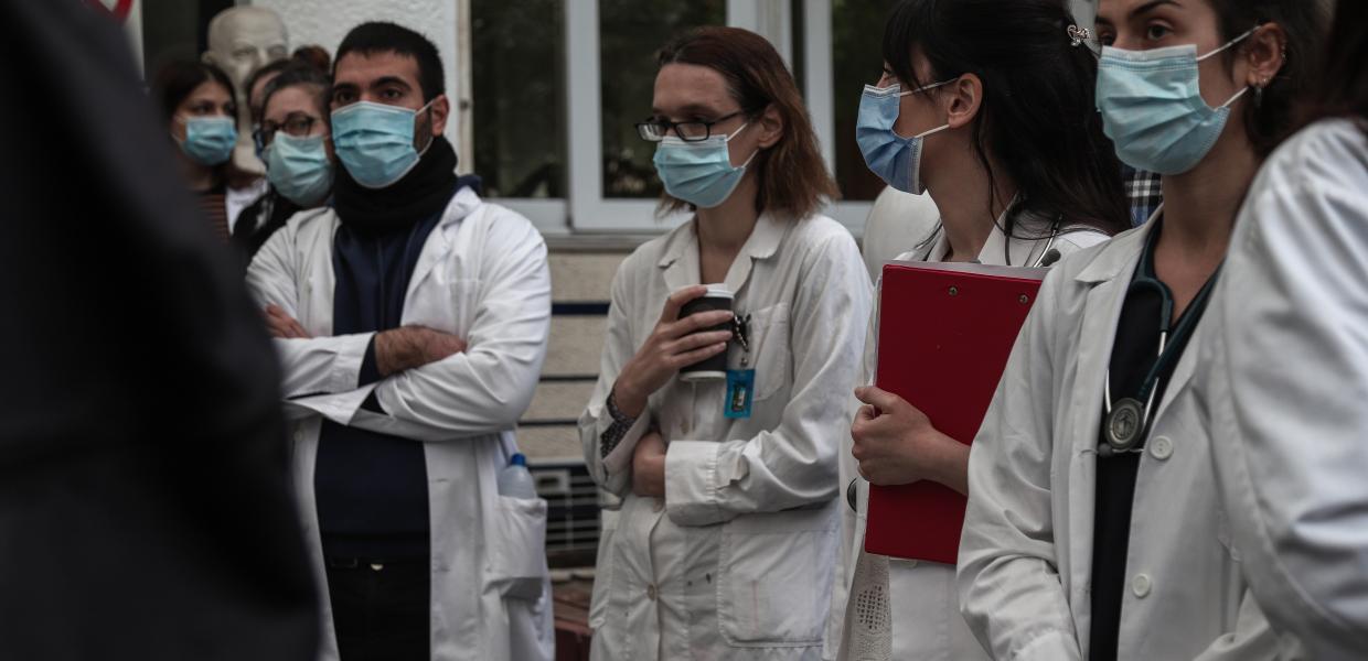 Γιατροί και νοσηλευτές στο νοσοκομείο Άγιος Σάββας