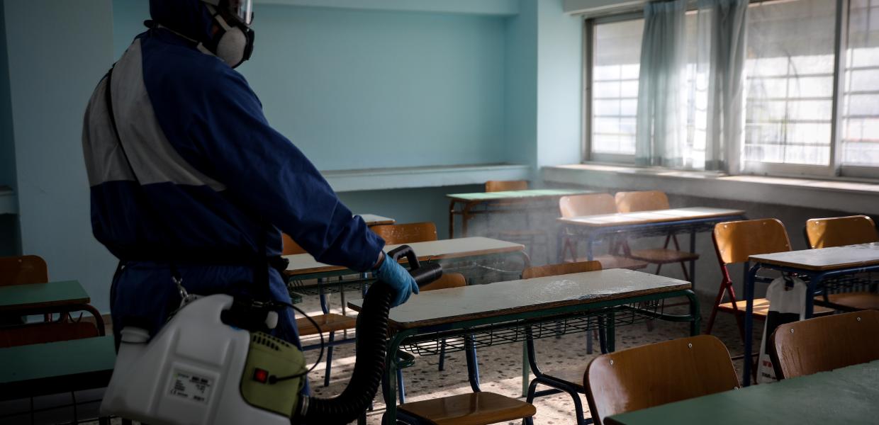 Σχολείο Κορωνοϊός τάξη απολύμανση