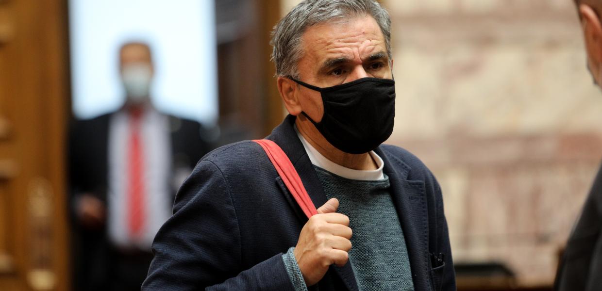 Ο Ευκλείδης Τσακαλώτος με μάσκα