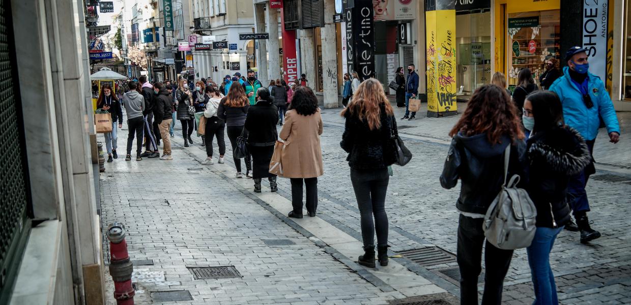 Ουρές έξω από καταστήματα στην Ερμού