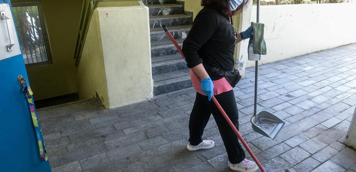 ΠΑΙΔΕΙΑ ΣΧΟΛΕΙΟ ΚΑΘΑΡΙΣΤΡΙΑ ΜΑΣΚΑ