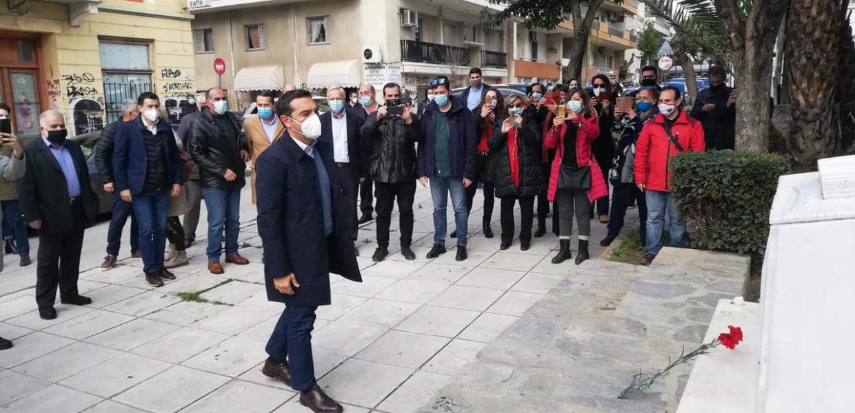 ΤΣΙΠΡΑΣ ΛΟΥΛΟΥΔΙ ΣΤΟ ΜΝΗΜΕΙΟ ΤΕΜΠΟΝΕΡΑ