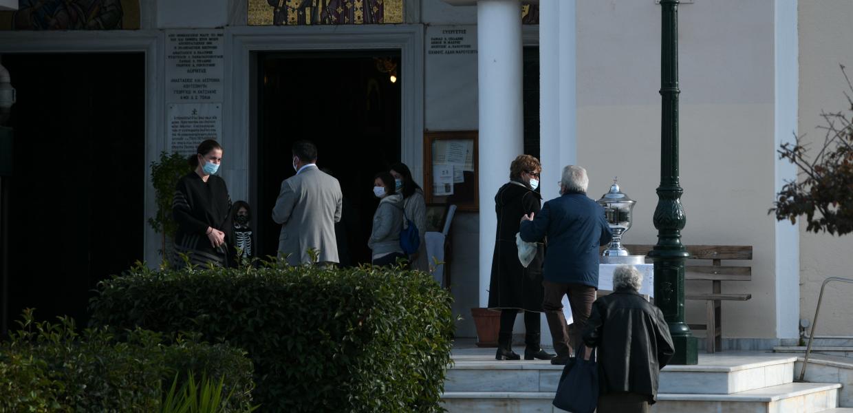 Θεία λειτουργία των Θεοφανείων, στον ιερό ναό Αγίων Κωνσταντίνου και Ελένης στη Νέα Μάκρη στις 6-1-2021
