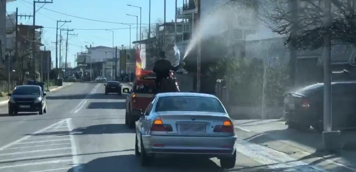 Ιερέας κάνει αγιασμό με μάνικα