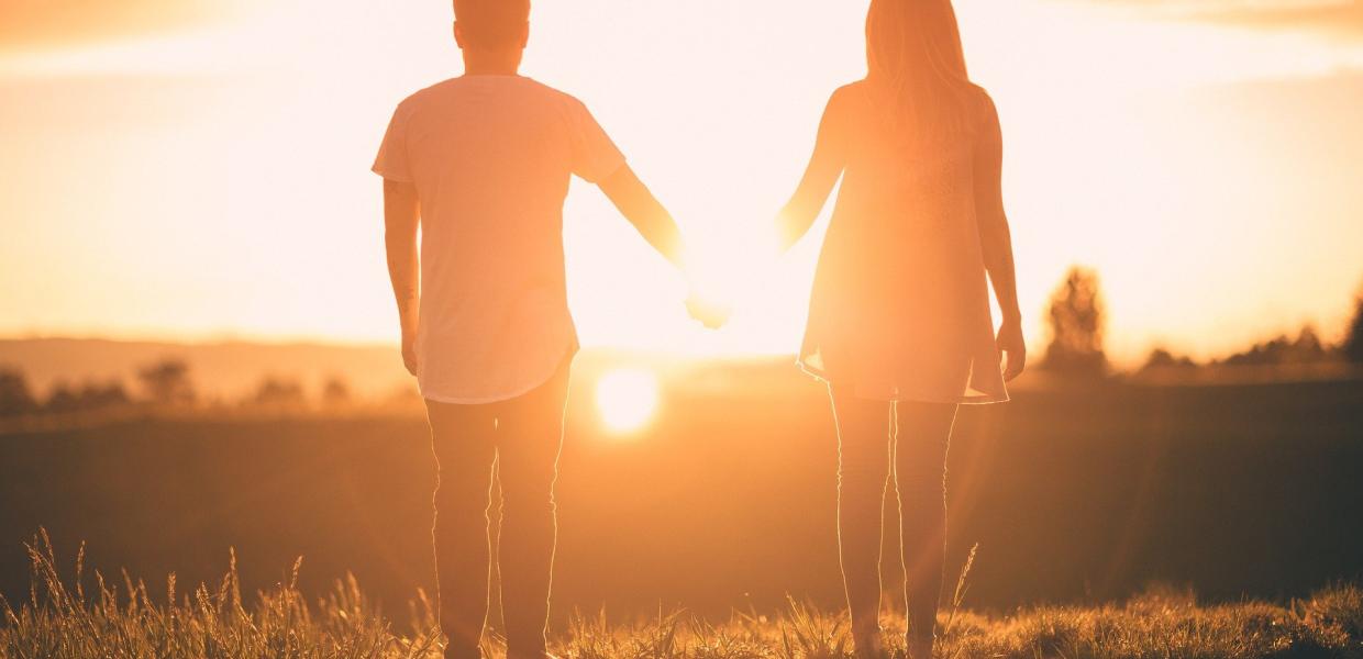 Άνδρας και γυναίκα στο ηλιοβασίλεμα