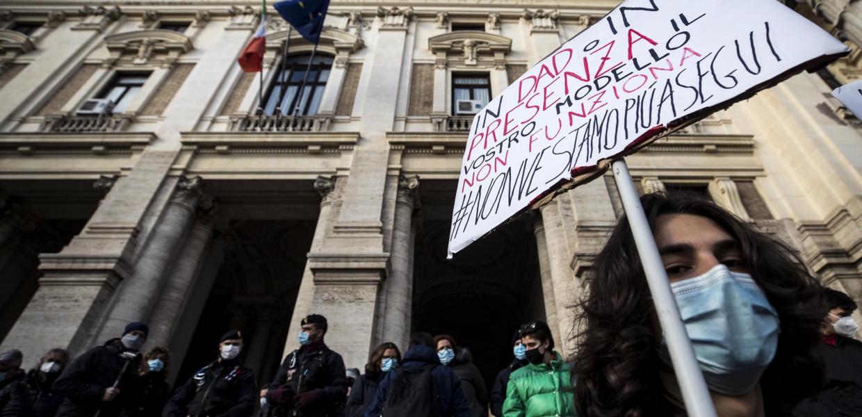 Μαθητές στην Ιταλία διαμαρτύρονται