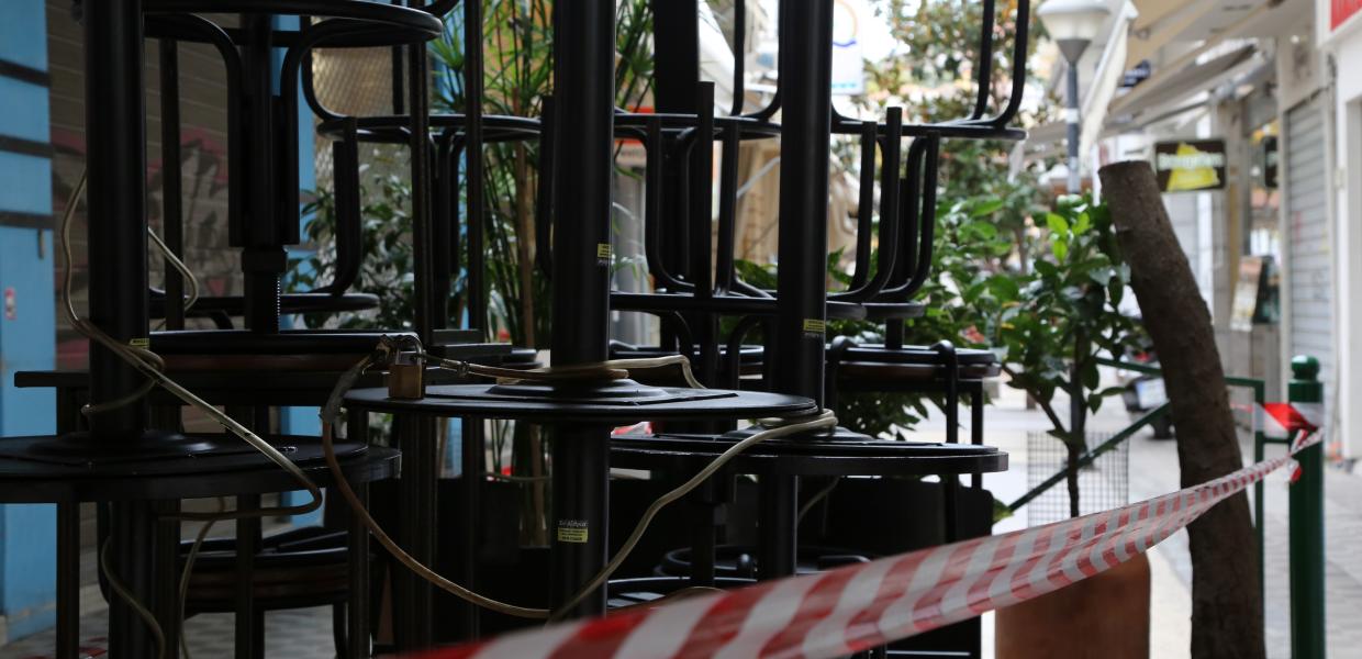 Καρέκλες σε κλειστό κατάστημα λόγω lockdown